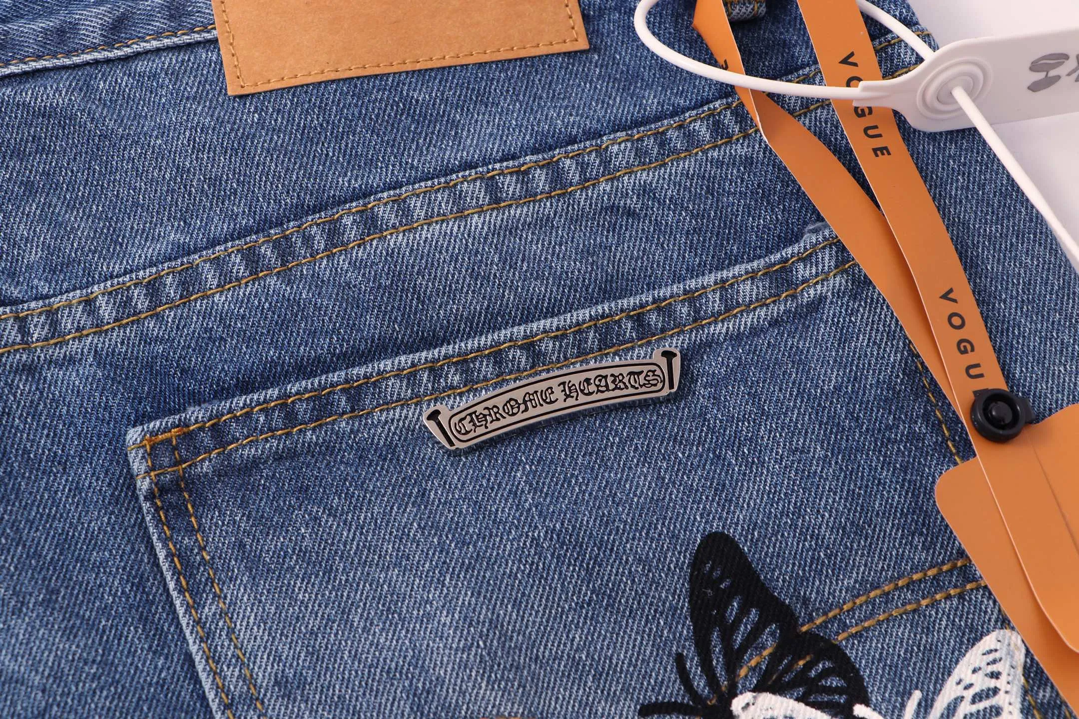 P240 Style number: H72 Croxin & 𝐂𝐡𝐫𝐨𝐦𝐞 𝐇𝐞𝐚𝐫𝐭 ss25 blue butterfly print jeans. Styles with different wash textures are very friendly to people with thin legs. The slightly flared version perfectly modifies the leg shape. The timeless and moderate length makes it easy to match and match. It is the basis for various styles and is a must-have in your wardrobe! The fabric is stiff but also makes the upper body soft without losing texture. The washing process is even more perfect. It is a must-have item for everyone! ! ! Washed wheat, hang tag, pants label, three labels complete Color: blue Size: 30-32-34-36
